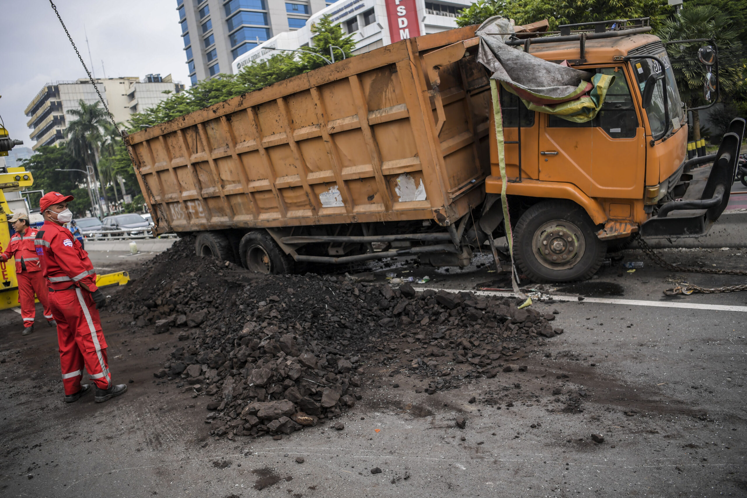 BINGKAI : Insiden Kecelakaan Truk Di Tol Dalam Kota Jakarta - IslamToday