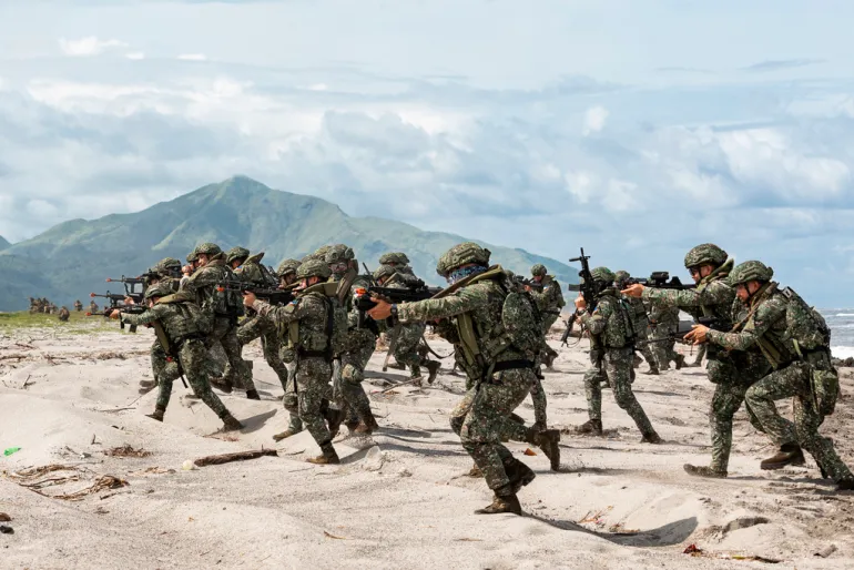 Tentara Filipina berpartisipasi dalam latihan pendaratan amfibi berskala besar pada 25 Agustus 2023, di pangkalan angkatan laut di San Antonio, Zambales, Filipina [Riley Blennerhassett/Departemen Pertahanan Australia via AP Photo]